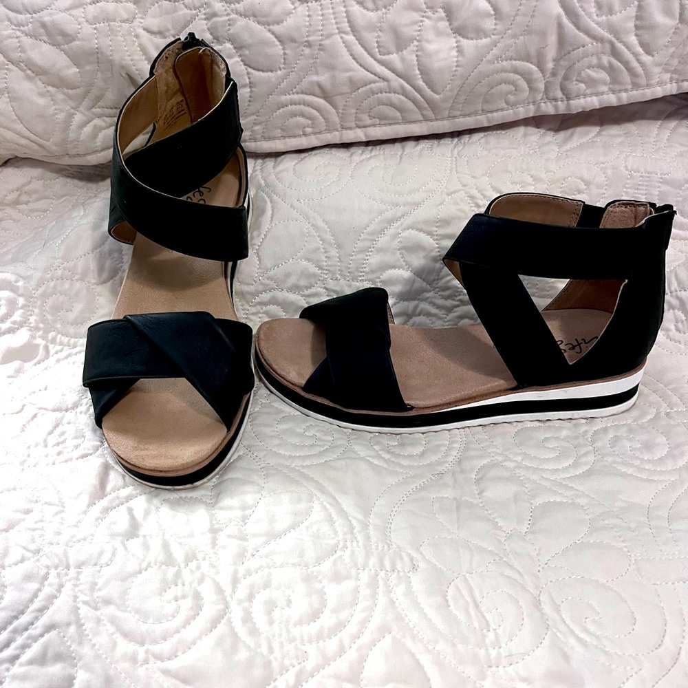 Life Stride Zoom Sporty sandals. Black Microsuede 7.5 wide